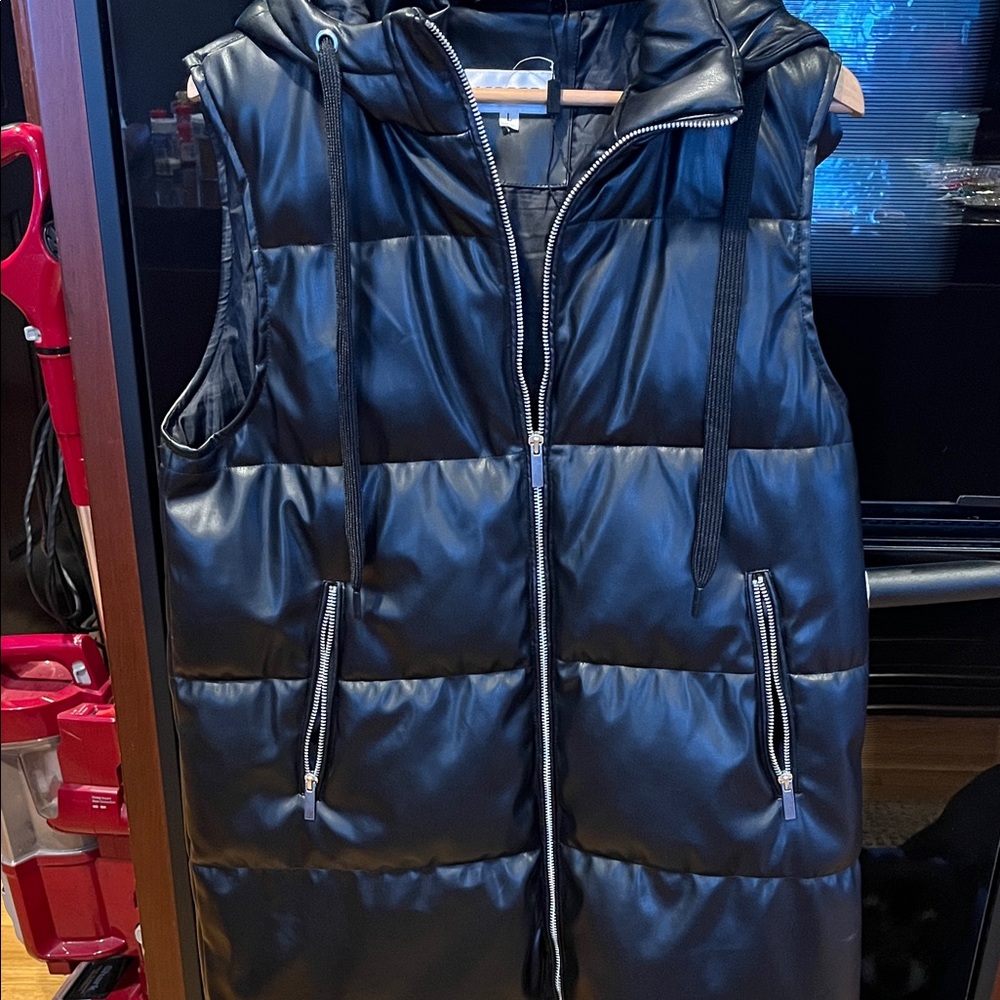 Vigoss Black Quilted long Vest with Hood. excellent condition. Size large
